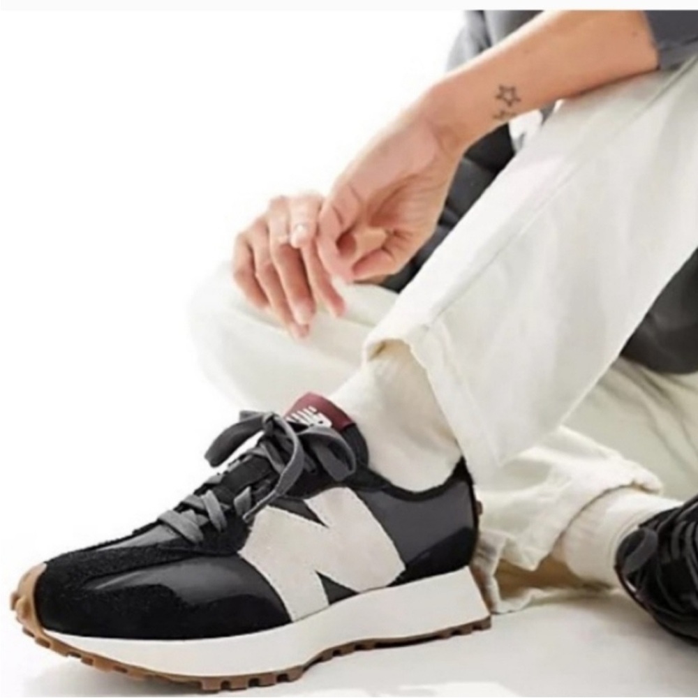 New Balance Retro 327 Black and White Athletic Shoes - 8 - Picture 2 of 12